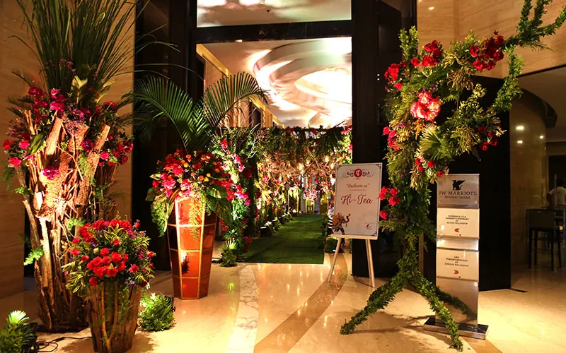 Decoración floral elegante de un pasillo en un evento de boda