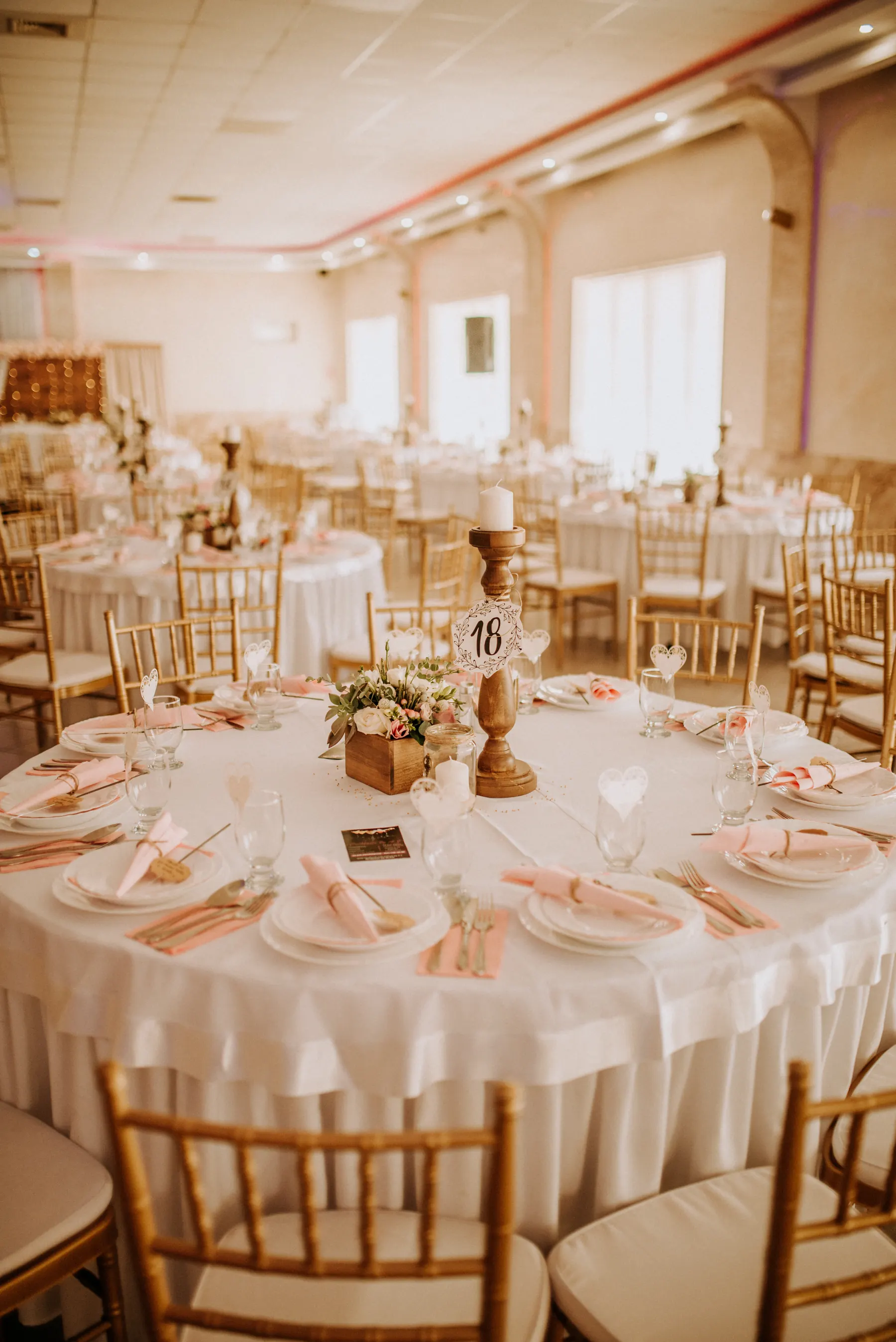 Montaje elegante de mesas para una recepción de boda