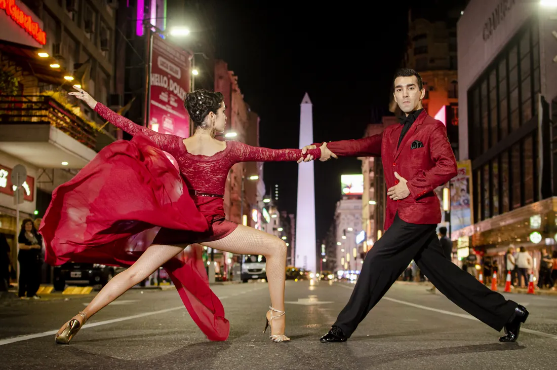 Pareja bailando con energía y pasión