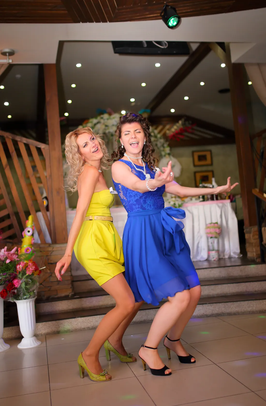 Invitadas bailando y celebrando en la recepción de una boda